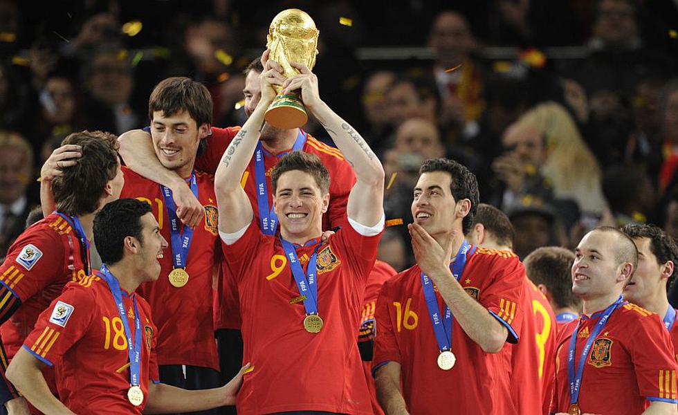 Mundial Sudáfrica 2010. A pesar de que Torres no marcó ni un tanto, su aporte dentro del camerino fue clave. Además, fue quien le dio el pase a Andrés Iniesta para que marque el gol de la copa mundial. (AFP)
