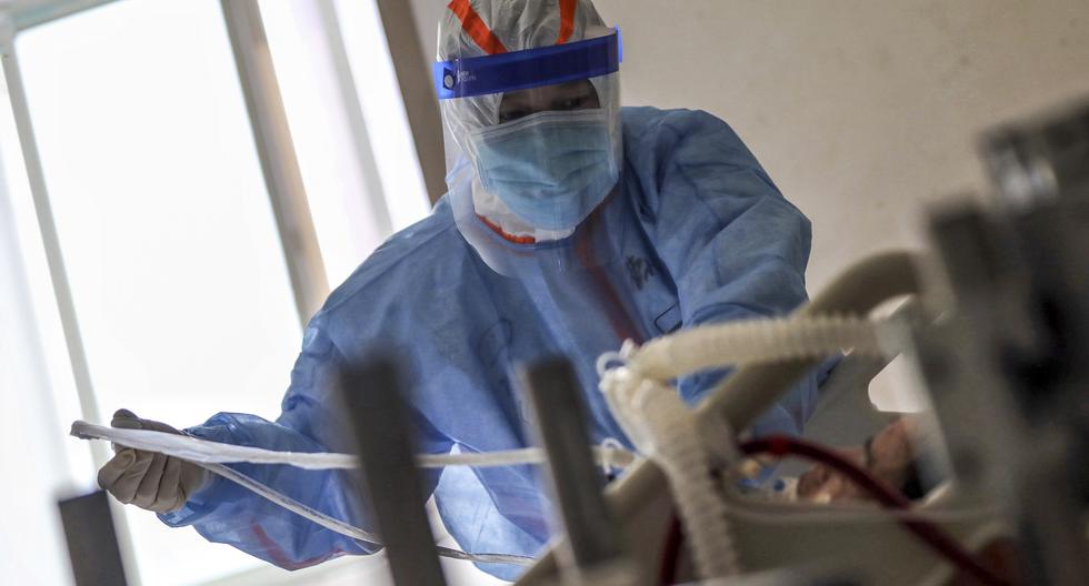 Imagen referencial. Un médico atiende a un paciente de COVID-19 en un hospital de Italia. (Foto: STR / AFP)