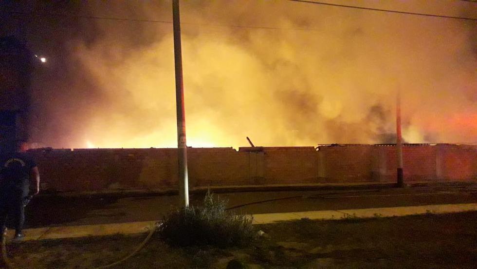 Las seis compañías de Bomberos de la Ciudad Blanca acudieron a la emergencia y lucharon por más de tres horas para controlar las llamas.  (Miguel Idme/Perú21)