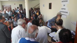 Jubilados forman largas colas para exigir copias de sentencias en Arequipa