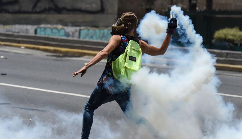 Un manifestante se enfrenta a la policía durante una manifestación contra el presidente venezolano Nicolás Maduro (AFP).