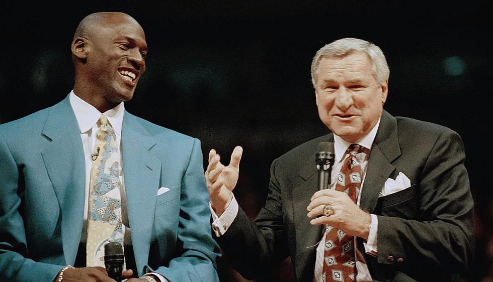 El ex entrenador Dean Smith, que entrenó a varias leyendas de la NBA y fue el descubridor de Michael Jordan, falleció este domingo a los 83 años. (AP)