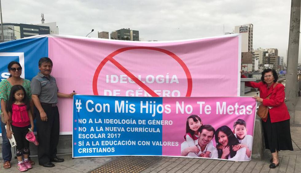 Inundan calles e Lima con carteles #Con mis hijos no te metas (Esther Vargas)