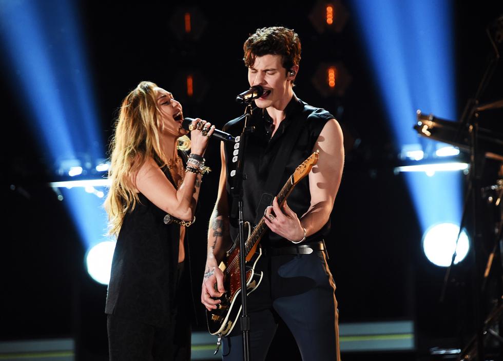 Miley Cyrus y Shawn Mendes subieron al escenario de los Grammy 2019 para interpretar el tema "In My Blood".  (Foto: AFP)