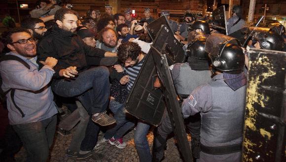 ENFRENTAMIENTOS. Trabajadores salieron a las calles y se enfrentaron con la Policía. (AP)