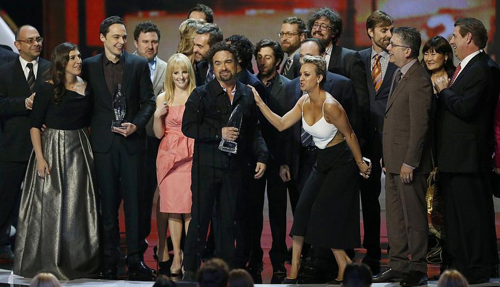 Johnny Galecki, junto a todo el elenco de The Big Bang Theory, acepta el galardón que obtuvo en los People’s Choice Awards 2015. (Reuters)