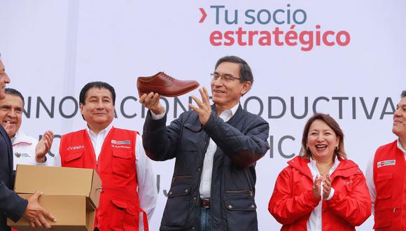 En Trujillo, Vizcarra recorrió una fábrica de zapatos y entregó títulos de propiedad (Presidencia).
