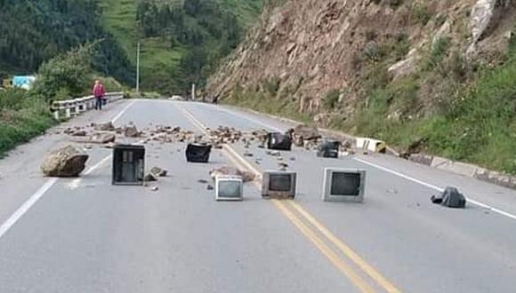 Cusco: Transportistas en huelga bloquean vías con televisores, radios y microondas viejos. (Fotos: Difusión)