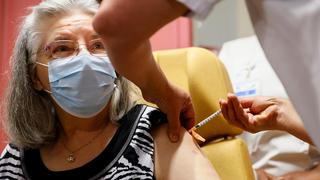 Una anciana de 78 años, primera vacunada en Francia 