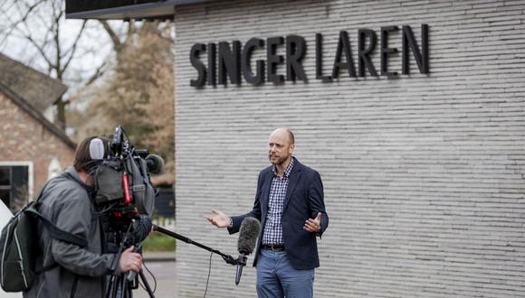 El director del museo Singer Laren, Evert van Os, después de que la pintura de 1884 de Vincent van Gogh "Le jardín du presbytère de Nuenen au printemps" fuera robado. (Foto: AFP/Robin van Lonkhuijsen)