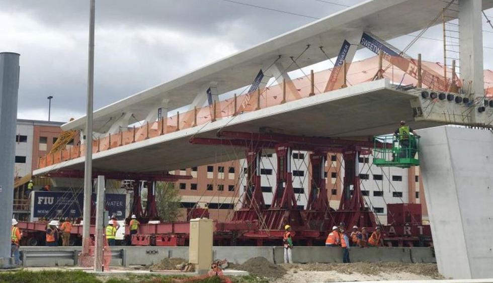 El puente de la FIU en plena construcción. (Universidad de Florida)