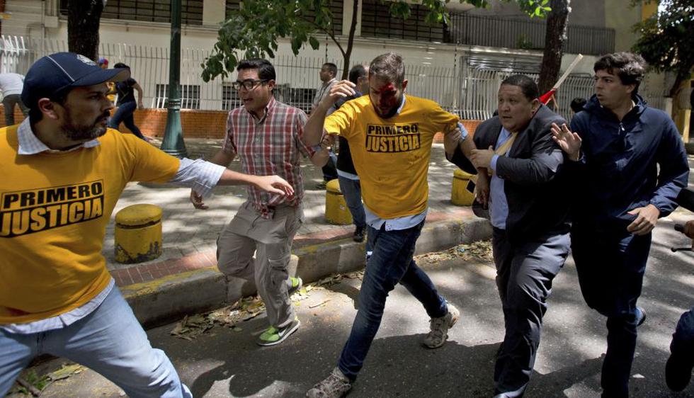 Venezuela: Diputado opositor  resulta herido durante una protesta. (AP)