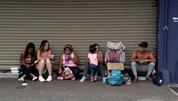 Un grupo de migrantes venezolanos pide dinero para continuar su viaje a Estados Unidos en San José, Costa Rica, el 13 de octubre de 2022. (Foto de Ezequiel BECERRA / AFP)