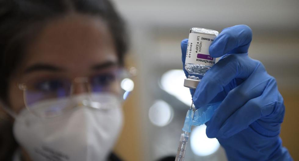 Una enfermera llena una jeringa con la vacuna de AstraZeneca contra el coronavirus durante una campaña de vacunación masiva para personas de 50 a 55 años en Vigo, noroeste de España, el 13 de marzo de 2021. (MIGUEL RIOPA / AFP).