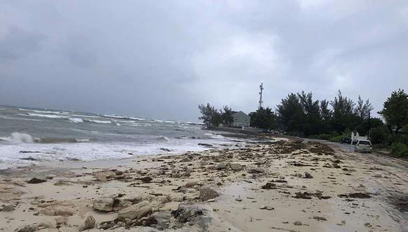 El huracán Dorian, ya como categoría 5, llegó a las costas de Bahamas este domingo. (Foto: AFP)