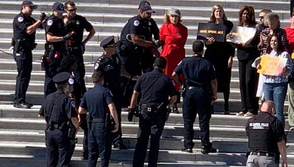 Fonda, que fue la tercera persona esposada y detenida, prometió que continuará esas protestas durante los próximos 14 viernes. (Foto: EFE)