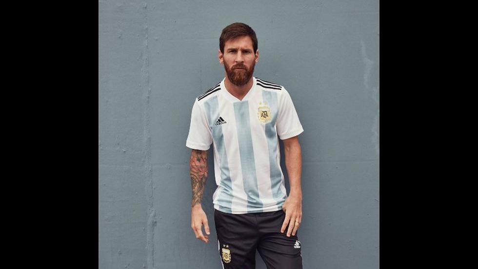 Argentina no presenta muchos cambios y utiliza colores no tan fuertes en sus clásicas franjas 'albicelestes'. (Twiiter: @wqueijeiro)