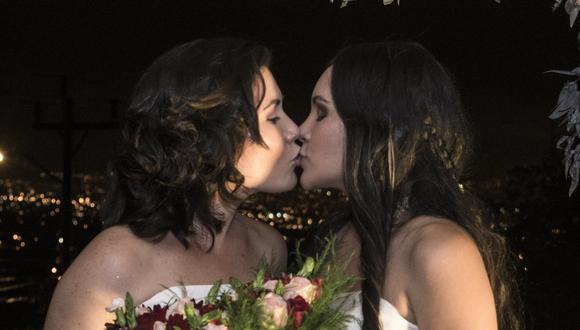Alexandra Quiros y Dunia Araya se besan durante su matrimonio. (Foto Ezequiel BECERRA / AFP).