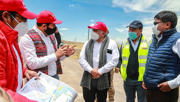 Eduardo González verificó el reinicio de los trabajos de la autopista Juliaca - Puno, en compañía del gobernador regional de Puno, e inspeccionó otras obras.