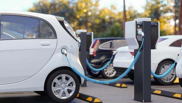 Poco a poco los consumidores están optando por autos eléctricos.