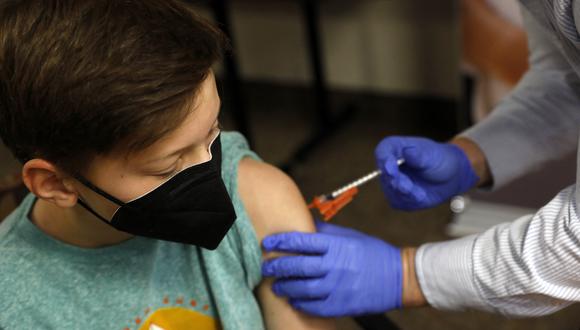 En esta foto, un niño recibe la vacuna Pfizer-BioNTech contra el Covid-19 en Bloomfield Hills, Michigan. (Foto: JEFF KOWALSKY / AFP)