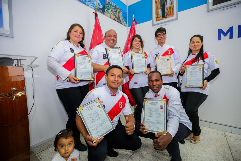 ¡Más compatriotas! 20 extranjeros se nacionalizaron peruanos y se ponen la camiseta de la selección. (Migraciones)