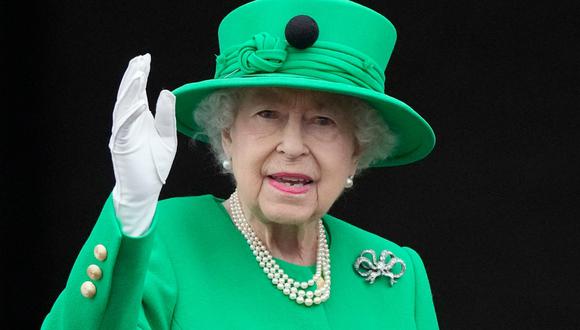 Isabel II estaba acostumbrada a lucirse con pendientes, collar de perlas y broches en cada presentación oficial.  (Foto: AFP)