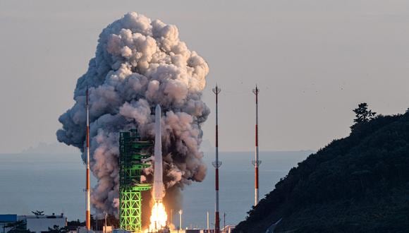 El primer cohete espacial de producción propia de Corea del Sur "Nuri" se lanza en el Centro Espacial Naro en Goheung en la provincia de Jeolla del Sur, 473 kilómetros al sur de Seúl el 21 de octubre de 2021. (Foto de YONHAP / AFP)