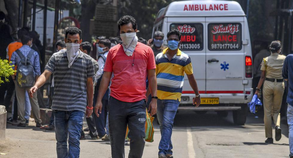 Imagen referencial. Las personas que usan mascarillas en medio de la preocupación por la propagación del nuevo coronavirus (COVID-19) salen de un hospital en Bombay. (Indranil MUKHERJEE / AFP).