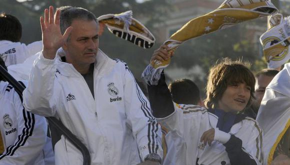 José Mourinho, técnico del Manchester United, enfrentará a Real Madrid, su ex club, por la Supercopa de Europa.  (AFP)