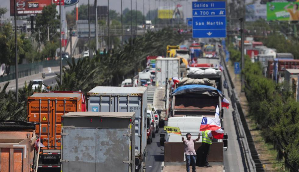Caos vial en Santiago por protesta contra los peajes. (Foto: Reuters)