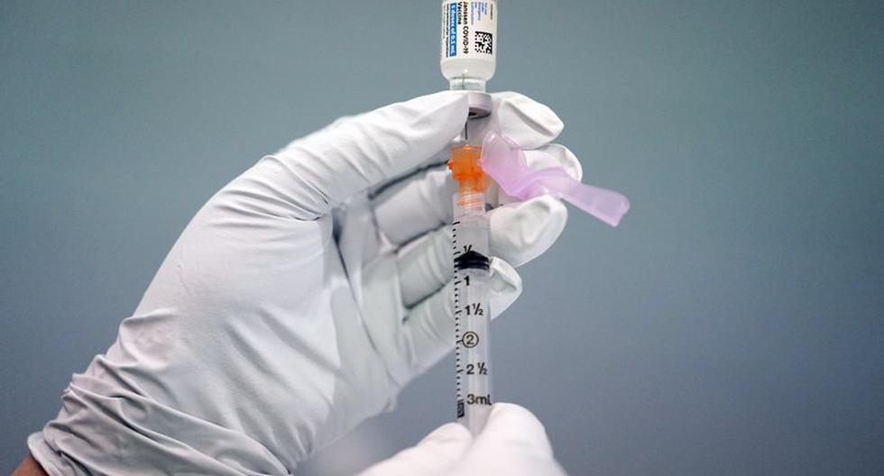 En esta fotografía de archivo del 26 de marzo de 2021, un miembro del Departamento de Bomberos de Filadelfia prepara una dosis de la vacuna de Johnson & Johnson contra el coronavirus en una instalación del Ejército de Salvación en Filadelfia. (AP Foto/Matt Rourke, Archivo).