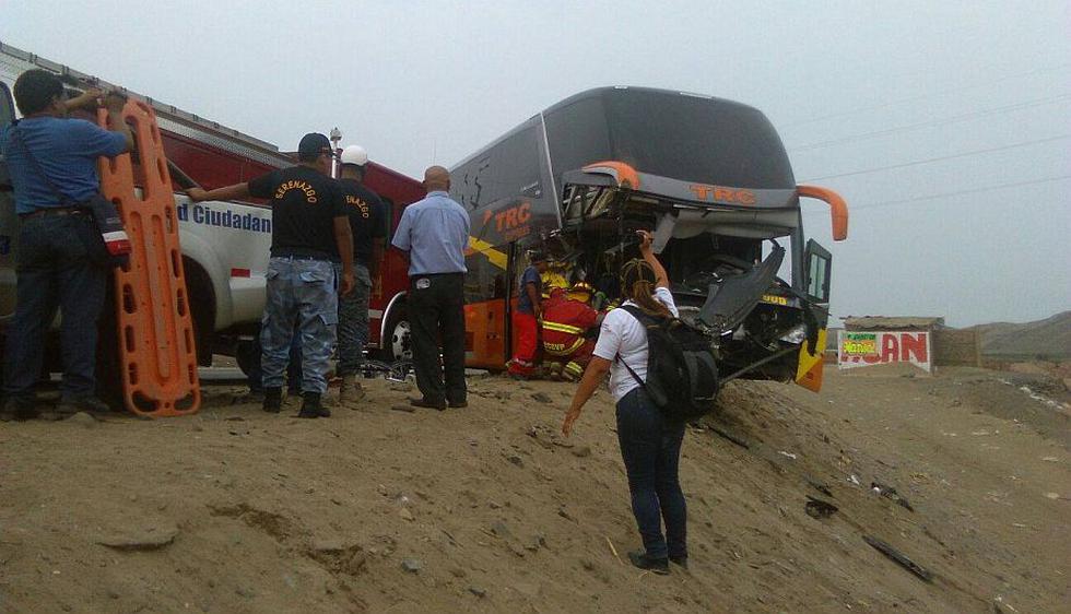 Chancay: Un muerto por choque frontal entre ómnibus interprovincial y camión. (S. Ávila)
