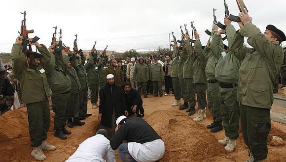 Funeral de un comandante militar durante el conflicto interno en Libia. (Reuters)