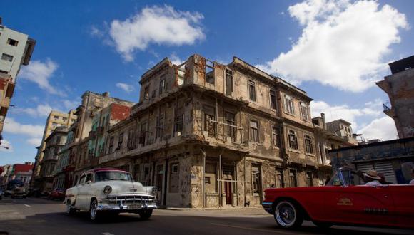 Dos automóviles clásicos estadounidense circulan este martes por una de las calles de La Habana (Cuba). (Foto referencial: EFE)