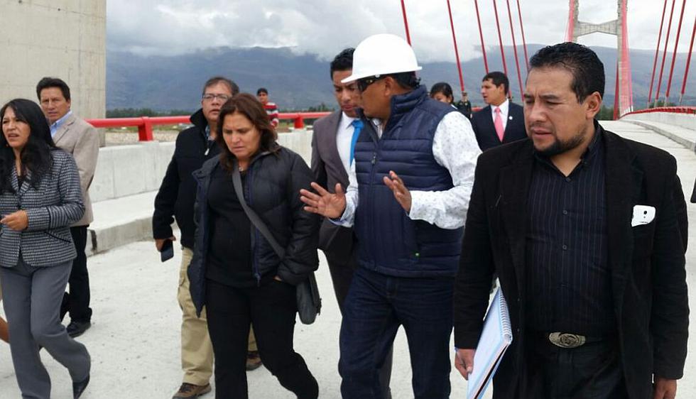 Marisol Pérez Tello, presidenta del grupo que investiga a Martín Belaunde Lossio, recorrió el puente Comuneros de Huancayo. (Carlos Castillo)