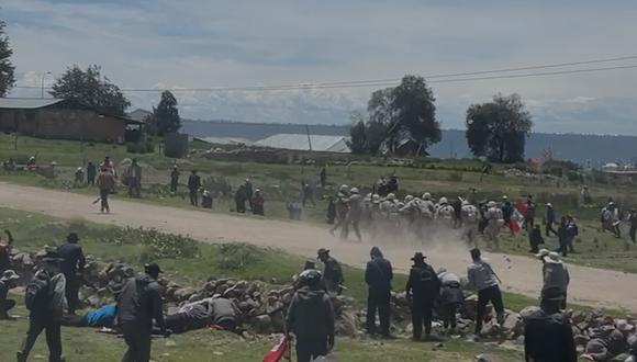 Imágenes de pobladores atacando a patrullas del Ejército en Puno.