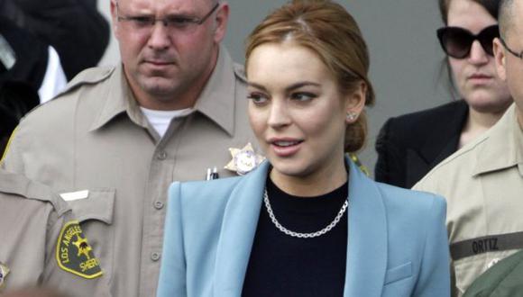 A Lindsay Lohan se le vio muy contenta a su salida de la corte. (Reuters)