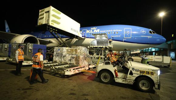 El lote de vacunas arribó al Aeropuerto Jorge Chávez del Callao y posteriormente serán llevadas a Cenares, en donde se preservarán en condiciones adecuadas antes de ser repartidas. (Foto: PCM)