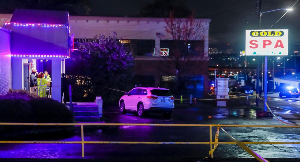 La policía acude al lugar donde al menos ocho personas resultaron muertas en ataques a tres salones de masajes asiáticos en la ciudad estadounidense de Atlanta. (EFE/ Erik S. Lesser).