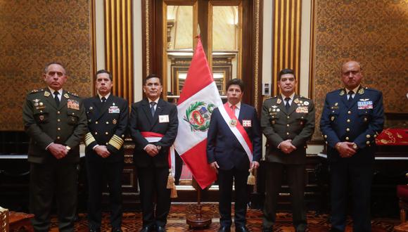 Pedro Castillo se reunió con el alto mando militar y con el flamante titular del Mindef.