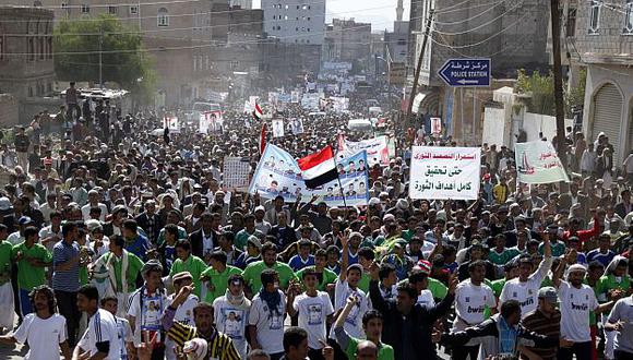 Ciudadanos sirios protestan contra el régimen de Saleh desde hace 10 meses. (Reuters)