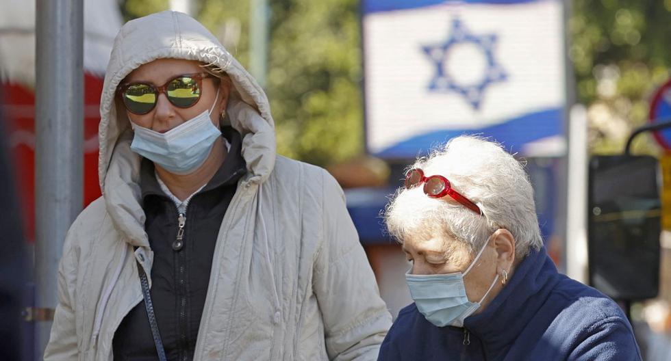 Israelíes que usan mascarillas protectoras debido a la pandemia de coronavirus compran en el mercado central de la ciudad costera de Netanya el 27 de diciembre de 2020. (Foto de JACK GUEZ / AFP).