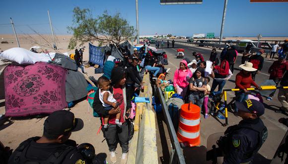 Policías peruanos vigilan hoy a cientos de migrantes varados en la frontera, en Arica (Chile). (Foto: EFE)