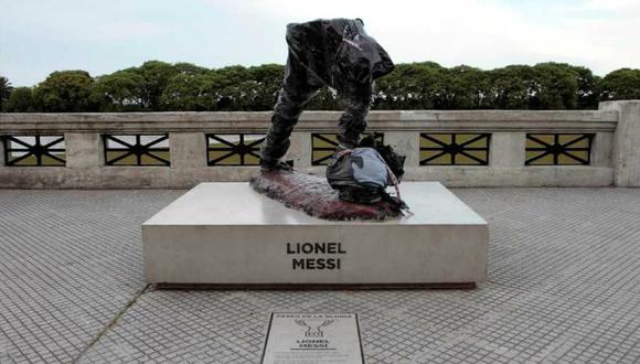 Así terminó la estatua del argentina Lionel Messi. (Foto: DPA)
