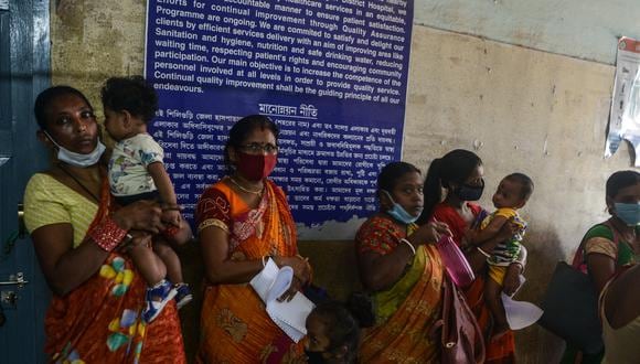 Mujeres con sus hijos esperan frente a una sala de pediatría para un chequeo médico en un hospital de Siliguri el 15 de septiembre de 202. (Foto referencial: Diptendu DUTTA / AFP)