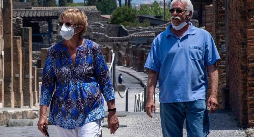 Marvin y Colleen Hewson, que pasaron el encierro por el coronavirus en Italia desde el 7 de marzo, son vistos recorriendo el sitio arqueológico de Pompeya. (AFP / Tiziana FABI).