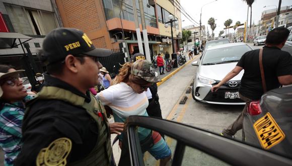 Mujer atacaba con jeringa a pasajeros de Chorrillos. Foto: Lenin Tadeo / @photo.gec