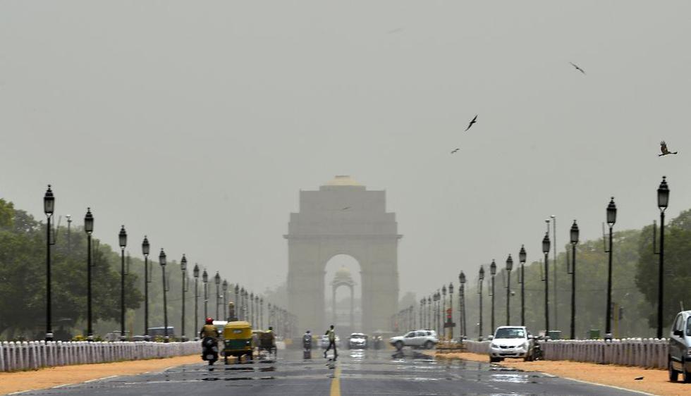 La agencia de noticias, AFP, sostuvo que la intensidad del calor en Nueva Delhi –capital de la India– genera que varias pistas de las calles terminen por fundirse.   (AFP)
