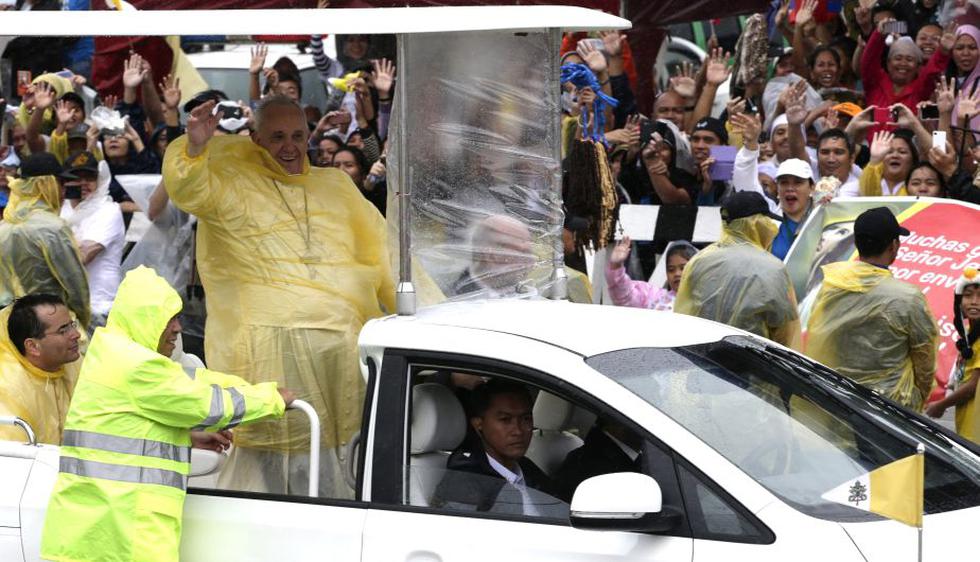 Papa Francisco llega a Tacloban para misa. (AP)